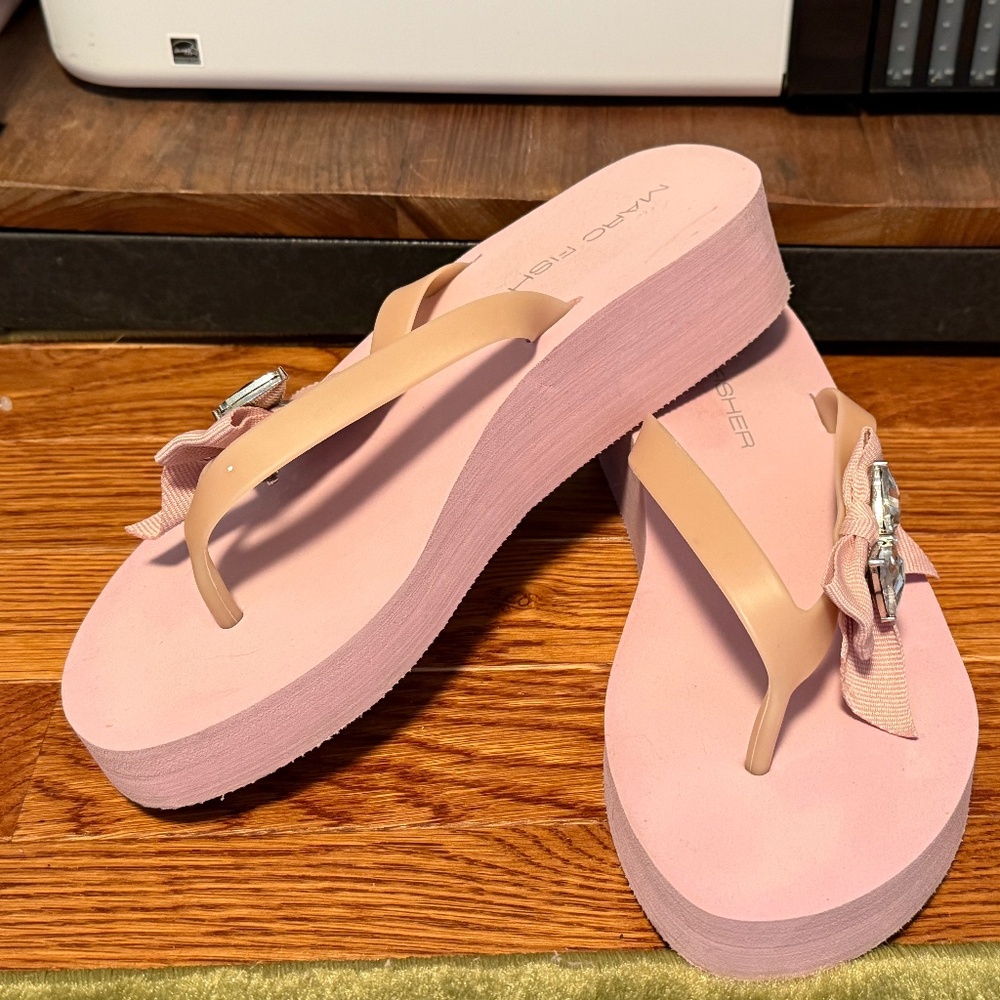 Marc Fisher Pink Thong Wedges w/Pink Bow and Clear Stone Accent Sz 9. Good Condi